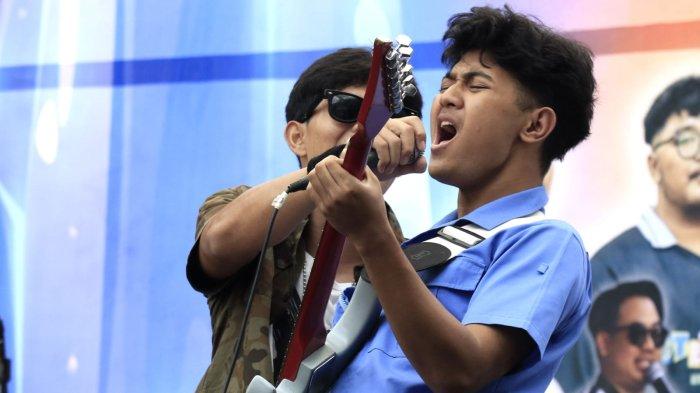 The Timun Hanken tampil sebagai band pembuka bintang tamu Bernadya pada Pentas Seni (Pensi) Garuda Vol IV, di SMA BPPI Baleendah, Kabupaten Bandung, Jawa arat, Sabtu (25/1/2025).