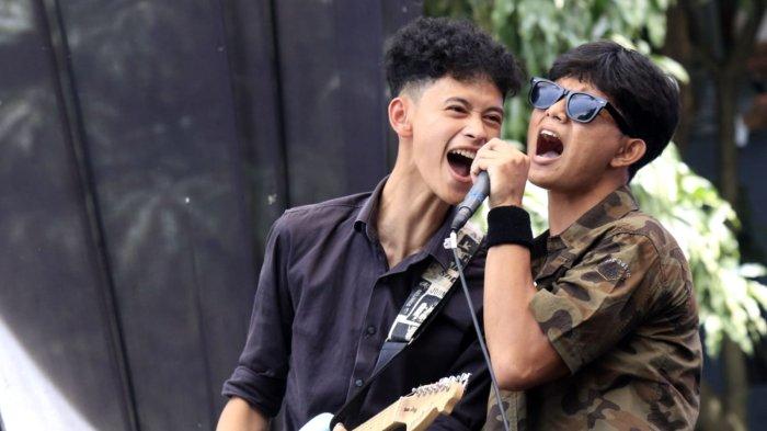 The Timun Hanken tampil sebagai band pembuka bintang tamu Bernadya pada Pentas Seni (Pensi) Garuda Vol IV, di SMA BPPI Baleendah, Kabupaten Bandung, Jawa arat, Sabtu (25/1/2025).