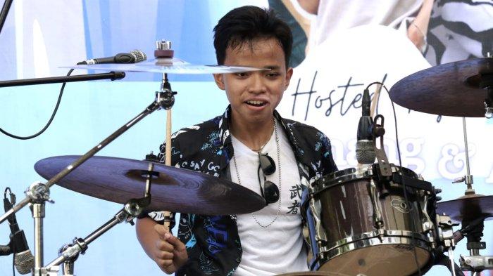 The Timun Hanken tampil sebagai band pembuka bintang tamu Bernadya pada Pentas Seni (Pensi) Garuda Vol IV, di SMA BPPI Baleendah, Kabupaten Bandung, Jawa arat, Sabtu (25/1/2025).