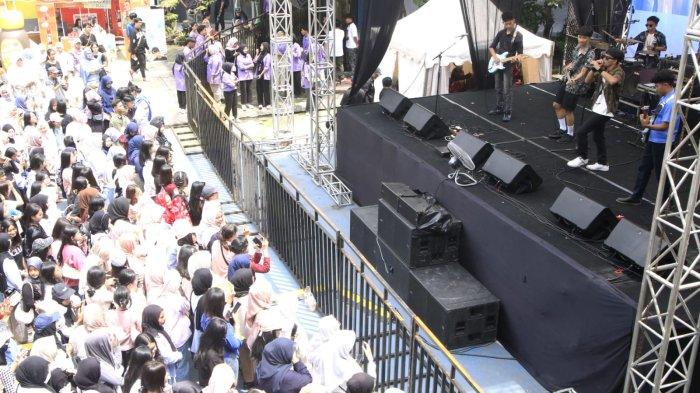 The Timun Hanken tampil sebagai band pembuka bintang tamu Bernadya pada Pentas Seni (Pensi) Garuda Vol IV, di SMA BPPI Baleendah, Kabupaten Bandung, Jawa arat, Sabtu (25/1/2025).