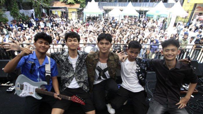 The Timun Hanken tampil sebagai band pembuka bintang tamu Bernadya pada Pentas Seni (Pensi) Garuda Vol IV, di SMA BPPI Baleendah, Kabupaten Bandung, Jawa arat, Sabtu (25/1/2025).