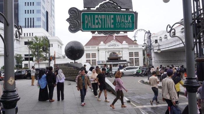 Sejumlah wisatawan menyempatkan mengunjungi Monumen Solidaritas Asia Afrika saat mengisi liburan di Jalan Asia Afrika, Kota Bandung, Jawa Barat, Senin (27/1/2025).