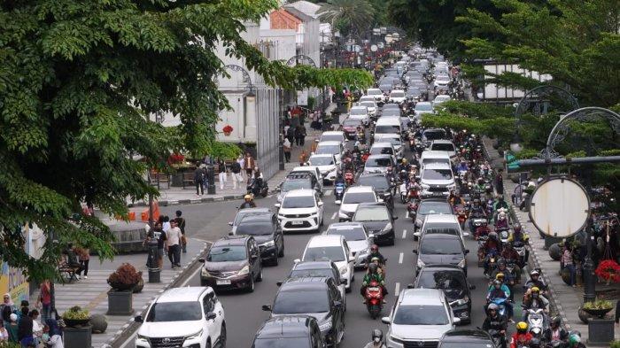 Kendaraan bermotor berjalan merayap saat melintas di Jalan Asia Afrika, Kota Bandung, Jawa Barat, Senin (27/1/2025).