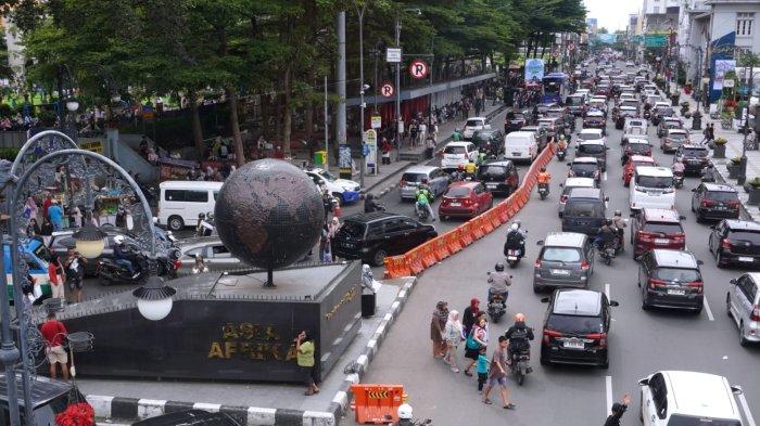 Kendaraan bermotor berjalan merayap saat melintas di Jalan Asia Afrika, Kota Bandung, Jawa Barat, Senin (27/1/2025).