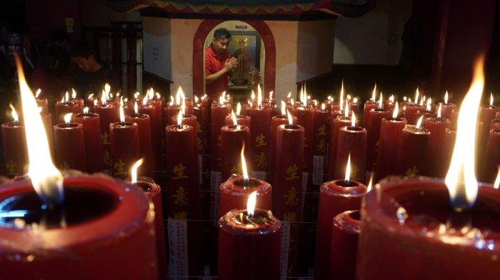 Warga keturunan Tionghoa melakukan sembahyang malam di Vihara Dharma Ramsi, Gang Ibu Aisah, Jalan Cibadak, Kota Bandung, Jawa Barat, Selasa (28/1/2025).