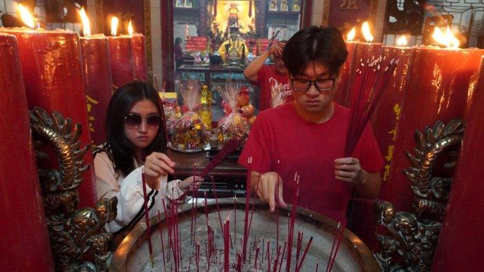 Warga keturunan Tionghoa melakukan sembahyang malam di Vihara Dharma Ramsi, Gang Ibu Aisah, Jalan Cibadak, Kota Bandung, Jawa Barat, Selasa (28/1/2025).