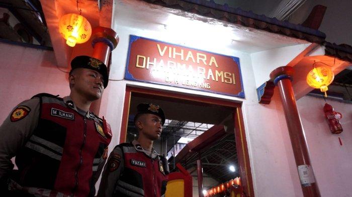 Petugas kepolisian berjaga pada pelaksanaan sembahyang malam di Vihara Dharma Ramsi, Gang Ibu Aisah, Jalan Cibadak, Kota Bandung, Jawa Barat, Selasa (28/1/2025).