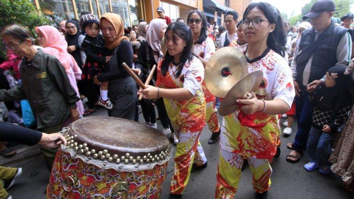 Tim kesenian Club Long Qing Indonesia menabuh tambur dan simbal saat mengiringi atraksi barongsai di Trans Studio Mall (TSM), Kota Bandung, Jawa Barat, Rabu (29/1/2025).