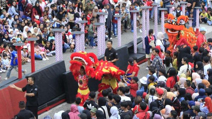 Barongsai dari Club Long Qing Indonesia meninggalkan tempat pertunjukan selesai pentas di halaman Trans Studio Mall (TSM), Kota Bandung, Jawa Barat, Rabu (29/1/2025).