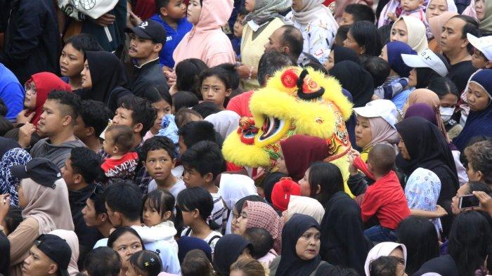 Barongsai dari Club Long Qing Indonesia berjalan di antara kerumunan penonton selesai pentas di halaman Trans Studio Mall (TSM), Kota Bandung, Jawa Barat, Rabu (29/1/2025).