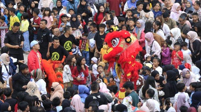 Barongsai dari Club Long Qing Indonesia berjalan di antara kerumunan penonton selesai pentas di halaman Trans Studio Mall (TSM), Kota Bandung, Jawa Barat, Rabu (29/1/2025).
