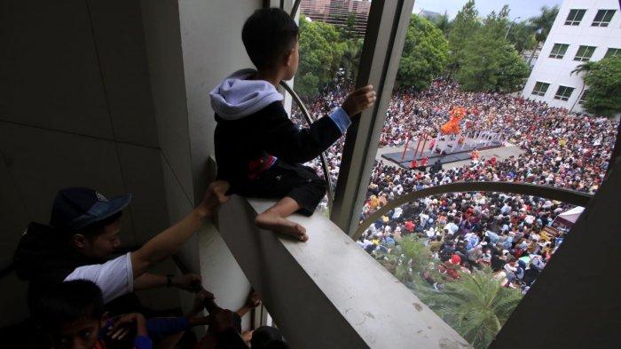 Sejumlah anak dari balik jendela kaca menyaksikan pertunjukan barongsai Club Long Qing Indonesia di halaman Trans Studio Mall (TSM), Kota Bandung, Jawa Barat, Rabu (29/1/2025).