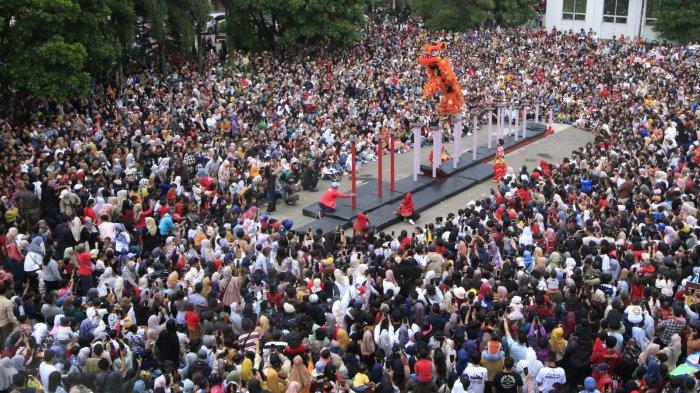 Ribuan warga menyaksikan pertunjukan barongsai  dari Club Long Qing Indonesia beratraksi di atas sejumlah tiang besi di halaman Trans Studio Mall (TSM), Kota Bandung, Jawa Barat, Rabu (29/1/2025).