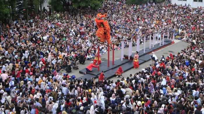 Ribuan warga menyaksikan pertunjukan barongsai  dari Club Long Qing Indonesia beratraksi di atas sejumlah tiang besi di halaman Trans Studio Mall (TSM), Kota Bandung, Jawa Barat, Rabu (29/1/2025).