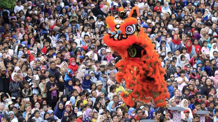 Ribuan warga menyaksikan pertunjukan barongsai  dari Club Long Qing Indonesia beratraksi di atas sejumlah tiang besi di halaman Trans Studio Mall (TSM), Kota Bandung, Jawa Barat, Rabu (29/1/2025).