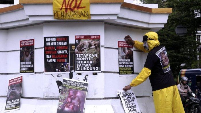 Seniman pantomim Kota Bandung, Wanggi Hoediyanto melakukan aksi 