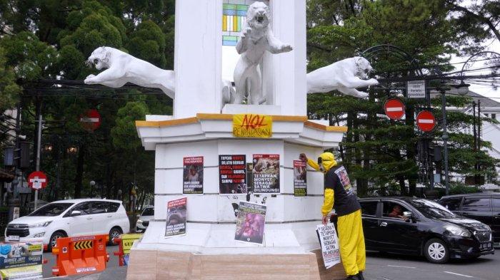 Seniman pantomim Kota Bandung, Wanggi Hoediyanto melakukan aksi 