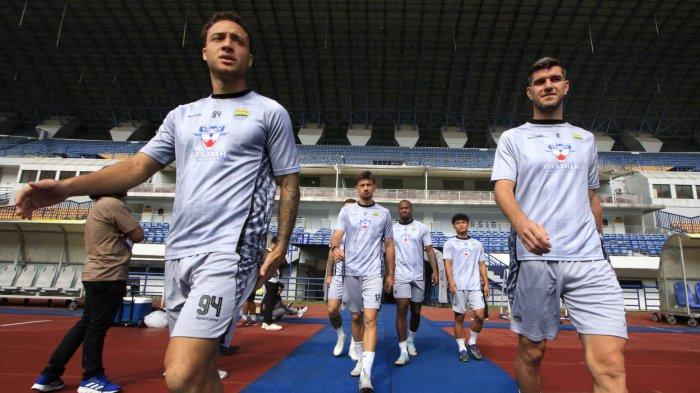 Pemain Persib memasuki lapangan untuk menjalani official training di Stadion Gelora Bandung Lautan Api (GBLA), Kota Bandung, Jawa Barat, Jumat (31/5/2025).