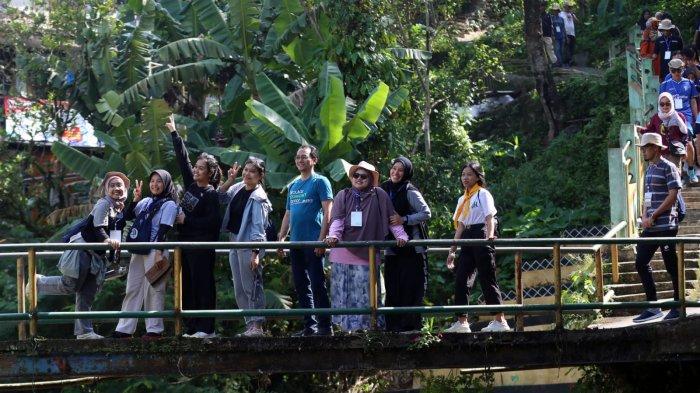 Civitas akademik SBM ITB dan anggota komunitas Circular Dago melintas di kawasan permukiman sepanjang Sungai Cikapundung saat melakukan kegiatan SurGa Hijau (Susur Gang Hijau) dalam rangkaian acara perayaan hari ulang tahun ke-21 SBM ITB di Kota Bandung, Jawa Barat, Jumat (31/1/2025).