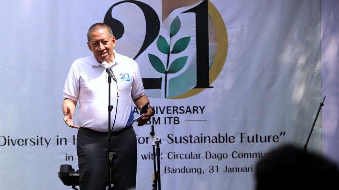 Dekan SBM ITB, Ignatius Pulung Nurprasetio memberikan sambutan pada kegiatan SurGa Hijau (Susur Gang Hijau) di Babakan Siliwangi, Kota Bandung, Jawa Barat, Jumat (31/1/2025).