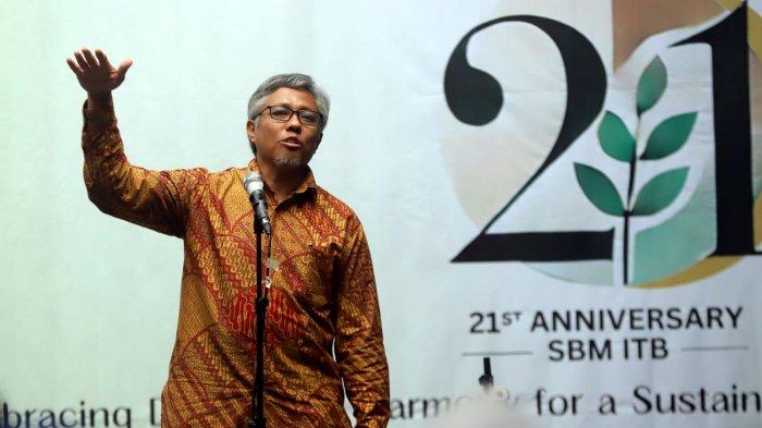 Rektor ITB, Tatacipta Dirgantara memberikan sambutan pada kegiatan SurGa Hijau (Susur Gang Hijau) di Babakan Siliwangi, Kota Bandung, Jawa Barat, Jumat (31/1/2025).
