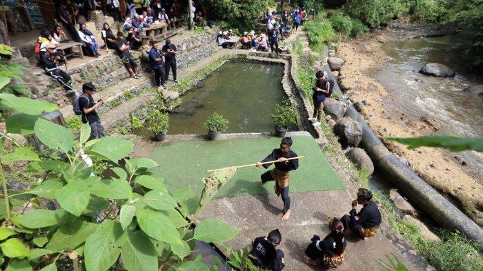 Civitas akademik SBM ITB dan anggota komunitas Circular Dago menyaksikan pementasan pencak silat di sela-sela kegiatan SurGa Hijau (Susur Gang Hijau) dalam rangkaian acara perayaan hari ulang tahun ke-21 SBM ITB di bantaran Sungai Cikapundung, Serlok Bantaran, Cidadap, Kota Bandung, Jawa Barat, Sabtu (1/2/2025).