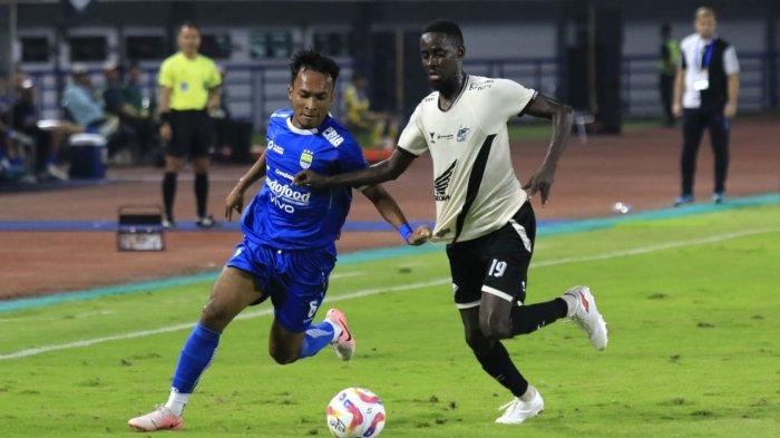 Pemain Persib Bandung, Robi Darwis berebut bola dengan pemain PSM Makassar, Latyr Fall pada lanjutan Liga 1 2024-2025 di Stadion Gelora Bandung Lautan Api (GBLA), Kota Bandung, Jawa Barat, Sabtu (1/2/2025).