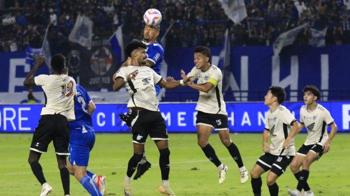 Pemain Persib Bandung, Gustavo Moreno berhasil menanduk bola saat berebut dengan dua pemain PSM Makassar, Akbar Tanjung dan Aloisio Soares Neto pada lanjutan Liga 1 2024-2025 di Stadion Gelora Bandung Lautan Api (GBLA), Kota Bandung, Jawa Barat, Sabtu (1/2/2025).