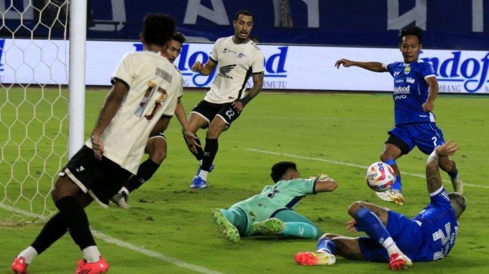 Pemain Persib Bandung, Beckham Putra gagal memanfaatkan bola liar di depan gawang setelah bola berhasil ditangkap kiper PSM Makassar, Reza Arya Pratama pada lanjutan Liga 1 2024-2025 di Stadion Gelora Bandung Lautan Api (GBLA), Kota Bandung, Jawa Barat, Sabtu (1/2/2025).