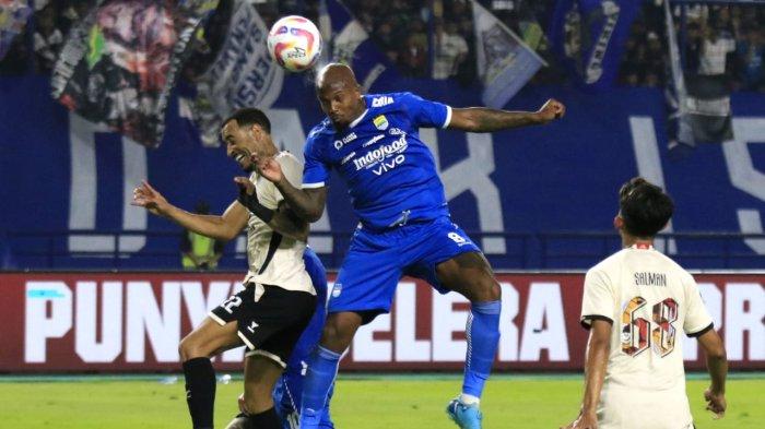 Pemain Persib Bandung, Gervane Kastaneer berhasil menanduk bola saat berebut dengan pemain PSM Makassar, Victor Luiz Filho pada lanjutan Liga 1 2024-2025 di Stadion Gelora Bandung Lautan Api (GBLA), Kota Bandung, Jawa Barat, Sabtu (1/2/2025).