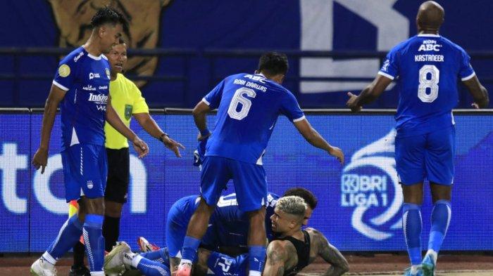 Pemain Persib Bandung, Ciro Alves dipeluk Tyronne del Pino setelah berhasil mencetak gol ke gawang PSM Makassar pada lanjutan Liga 1 2024-2025 di Stadion Gelora Bandung Lautan Api (GBLA), Kota Bandung, Jawa Barat, Sabtu (1/2/2025).