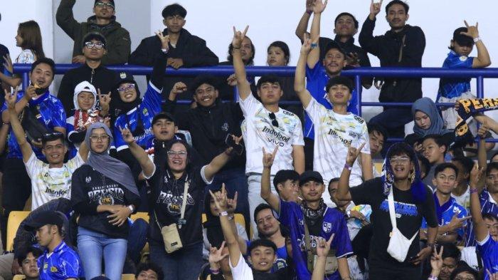 Bobotoh memberikan dukungan kepada Persib Bandung menghadapi PSM Makassar pada lanjutan Liga 1 2024-2025 di Stadion Gelora Bandung Lautan Api (GBLA), Kota Bandung, Jawa Barat, Sabtu (1/2/2025).