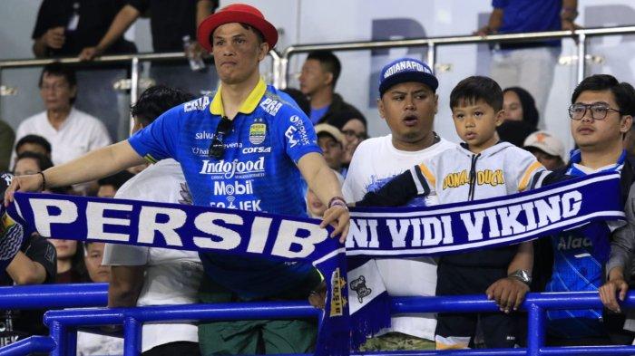 Bobotoh memberikan dukungan kepada Persib Bandung menghadapi PSM Makassar pada lanjutan Liga 1 2024-2025 di Stadion Gelora Bandung Lautan Api (GBLA), Kota Bandung, Jawa Barat, Sabtu (1/2/2025).