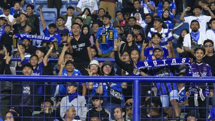 Bobotoh memberikan dukungan kepada Persib Bandung menghadapi PSM Makassar pada lanjutan Liga 1 2024-2025 di Stadion Gelora Bandung Lautan Api (GBLA), Kota Bandung, Jawa Barat, Sabtu (1/2/2025).