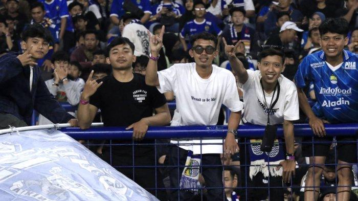 Bobotoh memberikan dukungan kepada Persib Bandung menghadapi PSM Makassar pada lanjutan Liga 1 2024-2025 di Stadion Gelora Bandung Lautan Api (GBLA), Kota Bandung, Jawa Barat, Sabtu (1/2/2025).