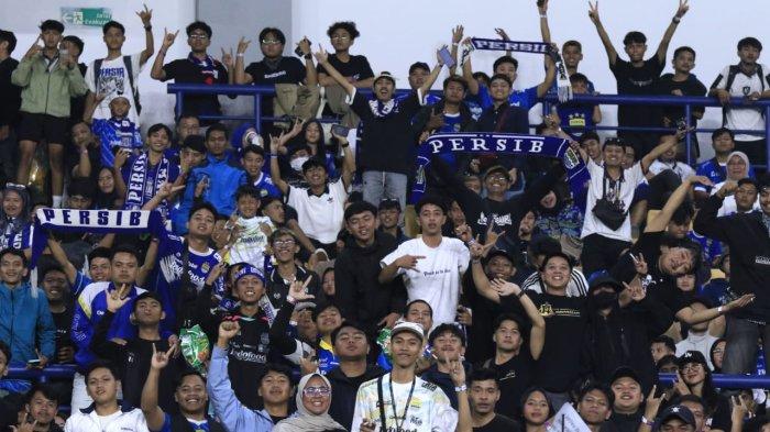 Bobotoh memberikan dukungan kepada Persib Bandung menghadapi PSM Makassar pada lanjutan Liga 1 2024-2025 di Stadion Gelora Bandung Lautan Api (GBLA), Kota Bandung, Jawa Barat, Sabtu (1/2/2025).