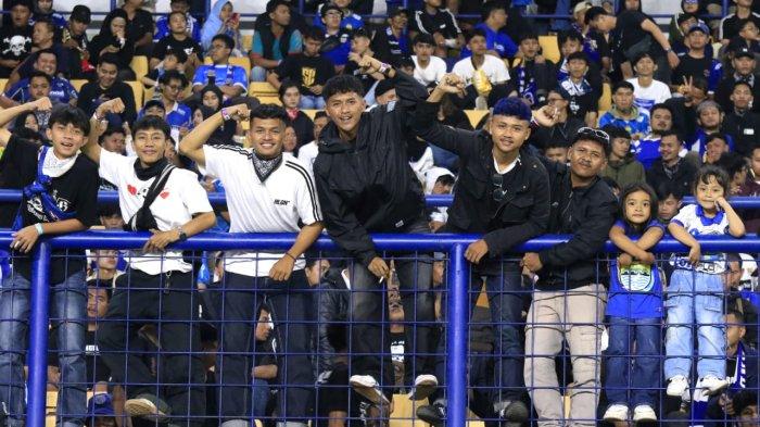 Bobotoh memberikan dukungan kepada Persib Bandung menghadapi PSM Makassar pada lanjutan Liga 1 2024-2025 di Stadion Gelora Bandung Lautan Api (GBLA), Kota Bandung, Jawa Barat, Sabtu (1/2/2025).