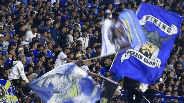 Bobotoh memberikan dukungan kepada Persib Bandung menghadapi PSM Makassar pada lanjutan Liga 1 2024-2025 di Stadion Gelora Bandung Lautan Api (GBLA), Kota Bandung, Jawa Barat, Sabtu (1/2/2025).