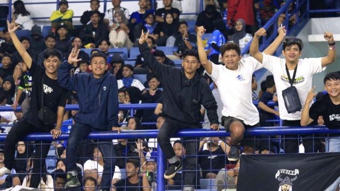 Bobotoh memberikan dukungan kepada Persib Bandung menghadapi PSM Makassar pada lanjutan Liga 1 2024-2025 di Stadion Gelora Bandung Lautan Api (GBLA), Kota Bandung, Jawa Barat, Sabtu (1/2/2025).