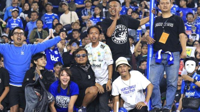 Bobotoh memberikan dukungan kepada Persib Bandung menghadapi PSM Makassar pada lanjutan Liga 1 2024-2025 di Stadion Gelora Bandung Lautan Api (GBLA), Kota Bandung, Jawa Barat, Sabtu (1/2/2025).