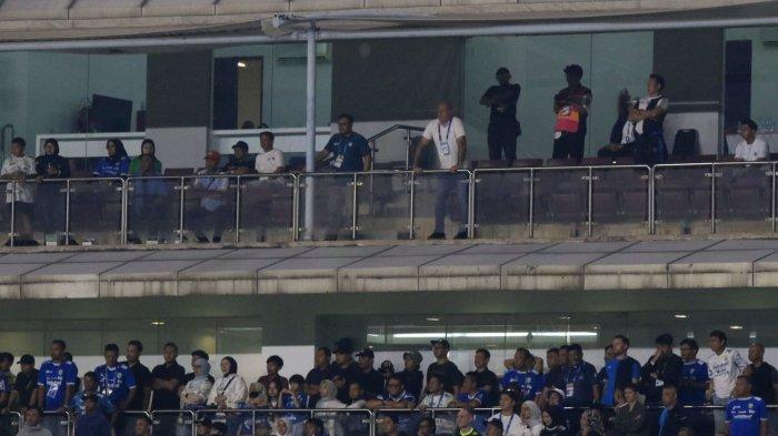 Pelatih Persib, Bojan Hodak menyaksikan timnya melawan PSM Makassar dari tribun penonton akibat hukuman akumulasi kartu, pada lanjutan Liga 1 2024-2025 di Stadion Gelora Bandung Lautan Api (GBLA), Kota Bandung, Jawa Barat, Sabtu (1/2/2025).