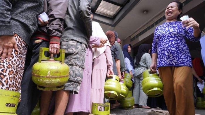Sejumlah warga antre membeli gas LPG 3 kg di Pangkalan Gas LPG 3 Kg, Jalan Terusan Suryani, Kota Bandung, Jawa Barat, Senin (3/2/2025).