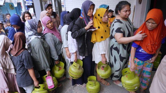 Sejumlah warga antre membeli gas LPG 3 kg di Pangkalan Gas LPG 3 Kg, Jalan Terusan Suryani, Kota Bandung, Jawa Barat, Senin (3/2/2025).