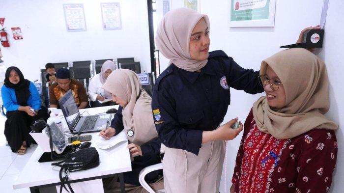 Petugas melakukan pemeriksaan kesehatan kepada warga dalam program Pemeriksaan Kesehatan Gratis (PKG) Hari Ulang Tahun di Puskesmas Pembantu (Pustu) Babakan UPTD Puskesmas Sukahaji, Jalan Terusan Suryani, Kota Bandung, Jawa Barat, Senin (3/2/2025).