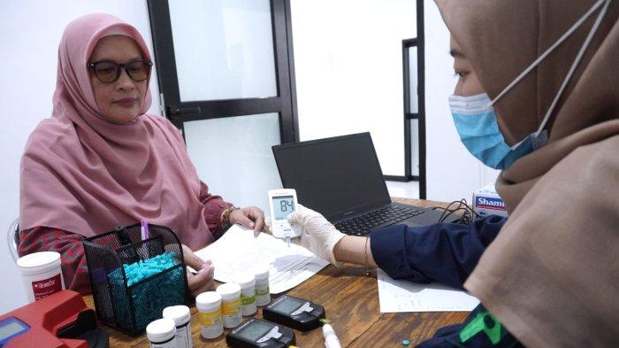 Petugas melakukan pemeriksaan kesehatan kepada warga dalam program Pemeriksaan Kesehatan Gratis (PKG) Hari Ulang Tahun di Puskesmas Pembantu (Pustu) Babakan UPTD Puskesmas Sukahaji, Jalan Terusan Suryani, Kota Bandung, Jawa Barat, Senin (3/2/2025).