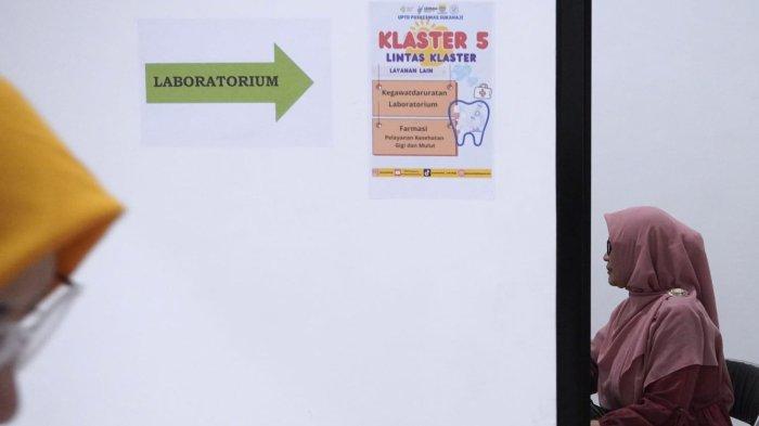 Petugas melakukan pemeriksaan kesehatan kepada warga dalam program Pemeriksaan Kesehatan Gratis (PKG) Hari Ulang Tahun di Puskesmas Pembantu (Pustu) Babakan UPTD Puskesmas Sukahaji, Jalan Terusan Suryani, Kota Bandung, Jawa Barat, Senin (3/2/2025).