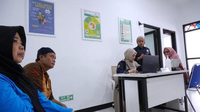 Petugas melakukan pemeriksaan kesehatan kepada warga dalam program Pemeriksaan Kesehatan Gratis (PKG) Hari Ulang Tahun di Puskesmas Pembantu (Pustu) Babakan UPTD Puskesmas Sukahaji, Jalan Terusan Suryani, Kota Bandung, Jawa Barat, Senin (3/2/2025).