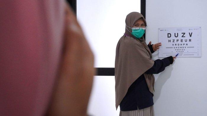 Petugas melakukan pemeriksaan kesehatan kepada warga dalam program Pemeriksaan Kesehatan Gratis (PKG) Hari Ulang Tahun di Puskesmas Pembantu (Pustu) Babakan UPTD Puskesmas Sukahaji, Jalan Terusan Suryani, Kota Bandung, Jawa Barat, Senin (3/2/2025).