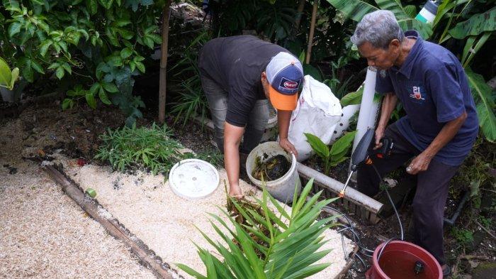 Petugas pengelola sampah Baraya Sabar, Herwin (49) bersama Ketua Seksi Lingkungan dan Pembangunan RW 07, IYat Durachmat (79) melakukan proses pembuatan pupuk padat atau kompos dari sampah organik dicampur serbuk gergaji lalu disemprot dengan mikroorganisme lokal (MOL) di Base Camp Baraya Sabar, RW 07, Kelurahan Sarijadi, Kecamatan Sukasari, Kota Bandung, Jawa Barat, Selasa (4/2/2025).