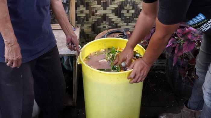 Petugas pengelola sampah Baraya Sabar, Herwin (49) bersama Ketua Seksi Lingkungan dan Pembangunan RW 07, IYat Durachmat (79) melakukan proses pembuatan pupuk cair atau mikroorganisme lokal (MOL) dari sampah organik dicampur air dan unsur lainnya di Base Camp Baraya Sabar, RW 07, Kelurahan Sarijadi, Kecamatan Sukasari, Kota Bandung, Jawa Barat, Selasa (4/2/2025).